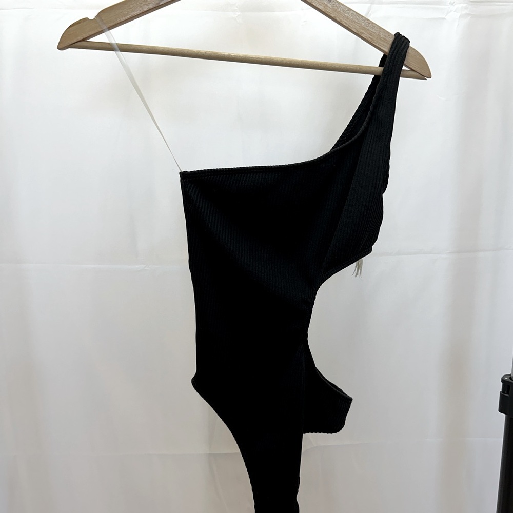 Hollister ribbed asymmetrical cut out one piece swimsuit bathing suit